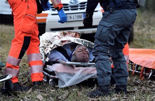 Tàu lửa trật đường ray ở Ý, máu chảy dọc thân tàu - Ảnh 9.