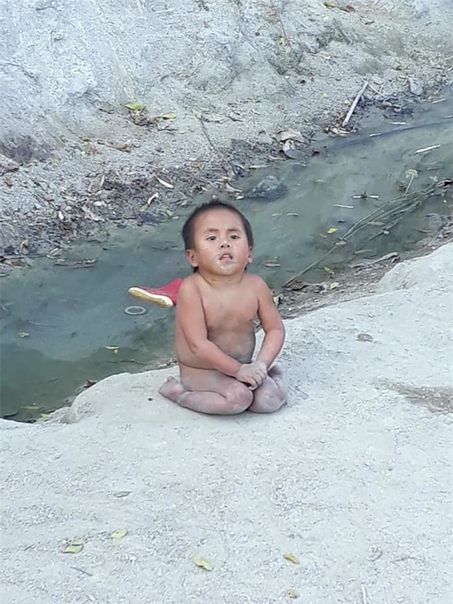 Clip: Em bé co ro ở Mường Lát được bố mẹ nuôi cho xuống phố đi bão mừng U23 Việt Nam vào chung kết - Ảnh 4.