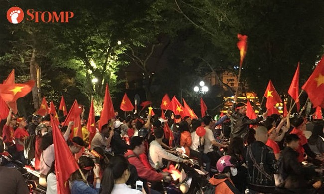 Không khí ăn mừng chiến thắng vui như hội của fan bóng đá Việt Nam tràn ngập trên báo Singapore - Ảnh 1.