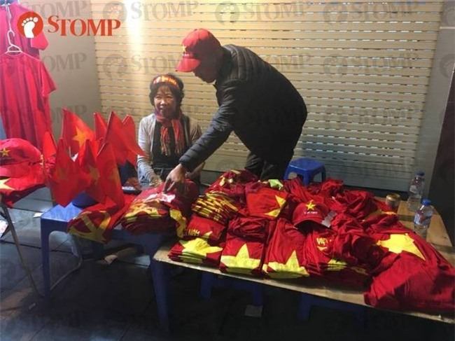 Không khí ăn mừng chiến thắng vui như hội của fan bóng đá Việt Nam tràn ngập trên báo Singapore - Ảnh 2.