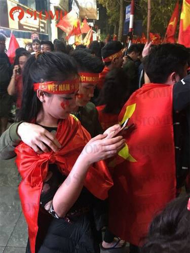 Không khí ăn mừng chiến thắng "vui như hội" của fan bóng đá Việt Nam tràn ngập trên báo Singapore - Ảnh 4.