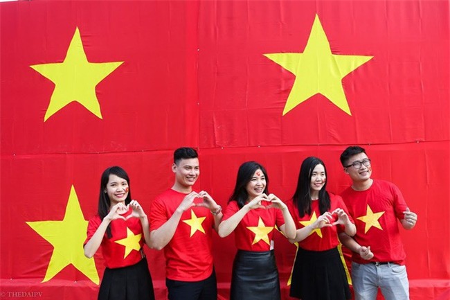 Ra phố những ngày này ai cũng thấy rộn ràng với biết bao chuyến xe “chở” đầy cờ hoa và cả dàn đội tuyển U23 Việt Nam - Ảnh 10.