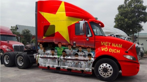 Ra phố những ngày này ai cũng thấy rộn ràng với biết bao chuyến xe “chở” đầy cờ hoa và cả dàn đội tuyển U23 Việt Nam - Ảnh 2.