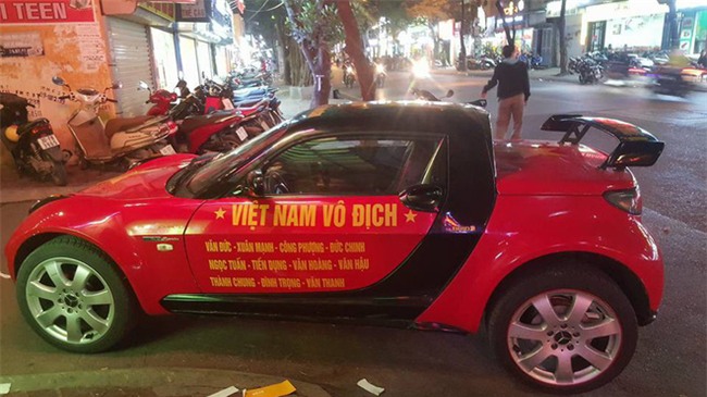 Ra phố những ngày này ai cũng thấy rộn ràng với biết bao chuyến xe “chở” đầy cờ hoa và cả dàn đội tuyển U23 Việt Nam - Ảnh 3.