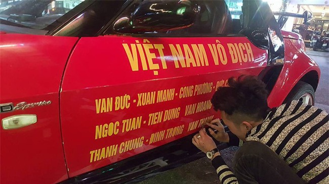 Ra phố những ngày này ai cũng thấy rộn ràng với biết bao chuyến xe “chở” đầy cờ hoa và cả dàn đội tuyển U23 Việt Nam - Ảnh 4.