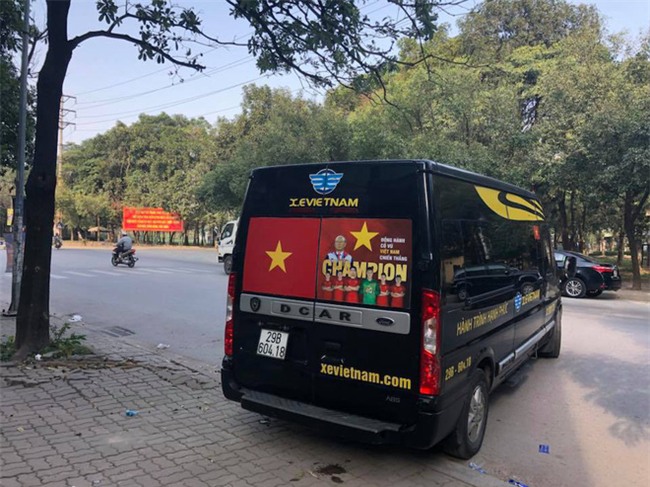 Ra phố những ngày này ai cũng thấy rộn ràng với biết bao chuyến xe “chở” đầy cờ hoa và cả dàn đội tuyển U23 Việt Nam - Ảnh 5.