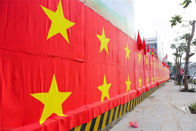 Ra phố những ngày này ai cũng thấy rộn ràng với biết bao chuyến xe “chở” đầy cờ hoa và cả dàn đội tuyển U23 Việt Nam - Ảnh 8.