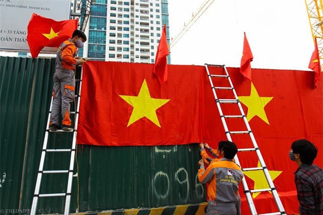 Ra phố những ngày này ai cũng thấy rộn ràng với biết bao chuyến xe “chở” đầy cờ hoa và cả dàn đội tuyển U23 Việt Nam - Ảnh 9.