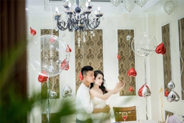 Bạn gái ‘người hùng’ sân cỏ U23 Việt Nam - người mê diện đồ đôi, người dùng toàn hàng hiệu đắt giá-1