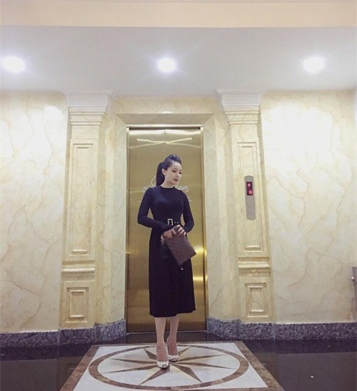 Bạn gái ‘người hùng’ sân cỏ U23 Việt Nam - người mê diện đồ đôi, người dùng toàn hàng hiệu đắt giá-9