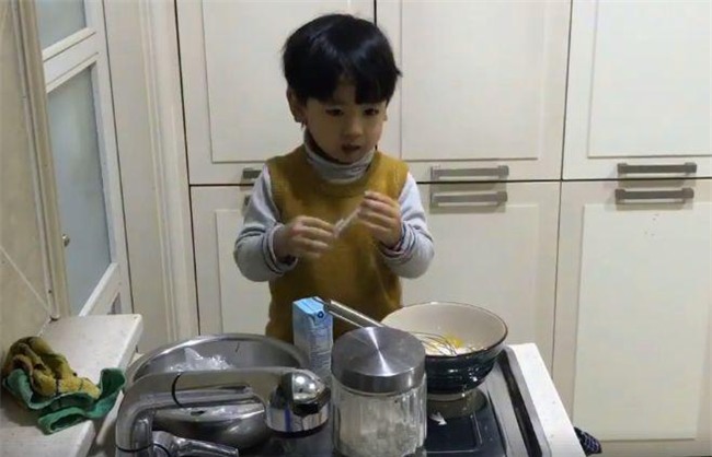 gap me be trai 3 tuoi biet tu vao bep ran banh de nghe kinh nghiem day con tu lap - 2