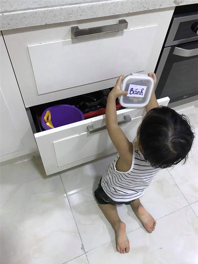 gap me be trai 3 tuoi biet tu vao bep ran banh de nghe kinh nghiem day con tu lap - 8