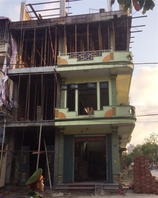 Nguyên nhân thanh sắt rơi thủng nóc ô tô, người đàn ông ngồi cạnh vợ con tử vong ở Ninh Bình - Ảnh 1.