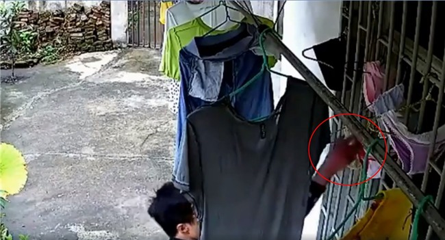 Clip: Nam thanh niên bảnh bao lẻn vào nhà trộm đồ lót phụ nữ giữa ban ngày, bị camera quay lại mà không hề hay biết - Ảnh 2.