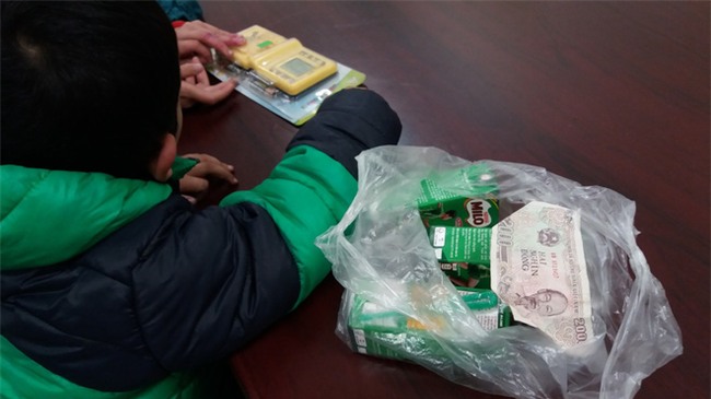 Tìm được bé trai 5 tuổi mồ côi mẹ bỏ nhà đi chơi với bạn khi đang lang thang sau 1 đêm - Ảnh 3.