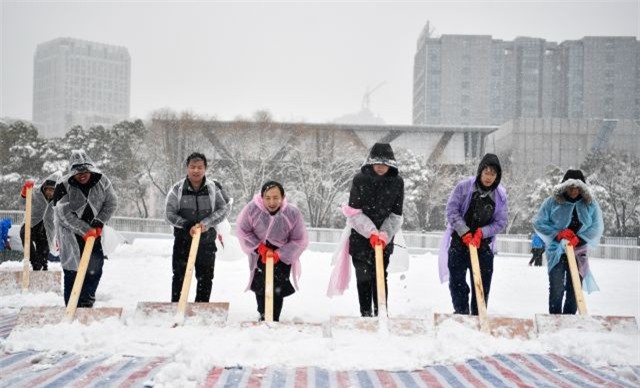 Bầu trời Thường Châu hửng nắng, SVĐ được thu dọn tuyết, fan bóng đá tại Trung Quốc vui mừng khôn xiết - Ảnh 1.