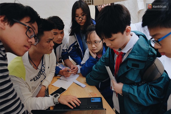 HS bây giờ giỏi quá, mới cấp 3 mà đã biết chế tạo robot và tổ chức hội chợ rồi! - Ảnh 4.