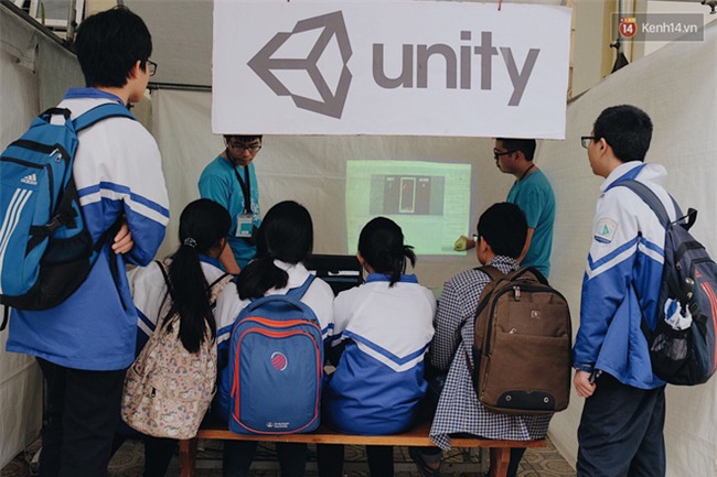 HS bây giờ giỏi quá, mới cấp 3 mà đã biết chế tạo robot và tổ chức hội chợ rồi! - Ảnh 4.