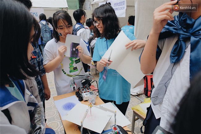 HS bây giờ giỏi quá, mới cấp 3 mà đã biết chế tạo robot và tổ chức hội chợ rồi! - Ảnh 4.