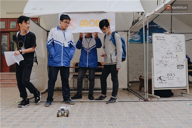 HS bây giờ giỏi quá, mới cấp 3 mà đã biết chế tạo robot và tổ chức hội chợ rồi! - Ảnh 6.