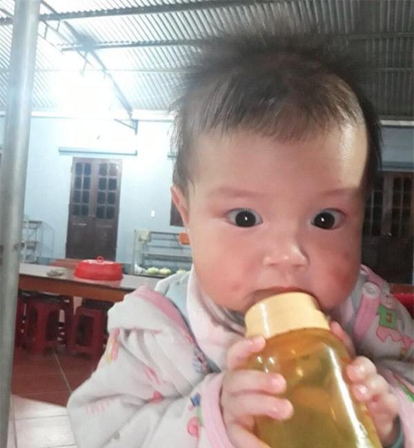 Xôn xao bé trai bị bỏ rơi trước cổng chùa cùng lá thư - Ảnh 1.