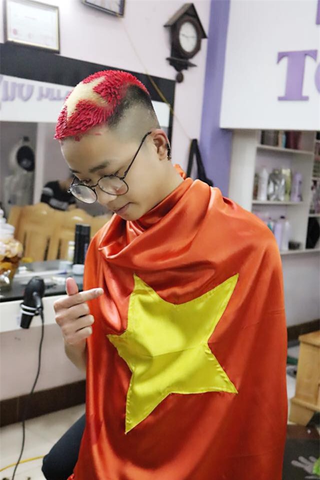 Những mái tóc chất hết nút được chuẩn bị để cổ vũ U23 Việt Nam đá chung kết - Ảnh 3.