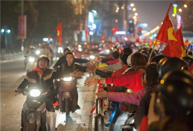 Ảnh: Chỉ cái chạm tay thôi đã đủ thấy tinh thần dân tộc và tình yêu bóng đá của hàng triệu người hâm mộ Việt Nam rồi! - Ảnh 4.