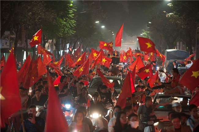 Ảnh: Chỉ cái chạm tay thôi đã đủ thấy tinh thần dân tộc và tình yêu bóng đá của hàng triệu người hâm mộ Việt Nam rồi! - Ảnh 6.