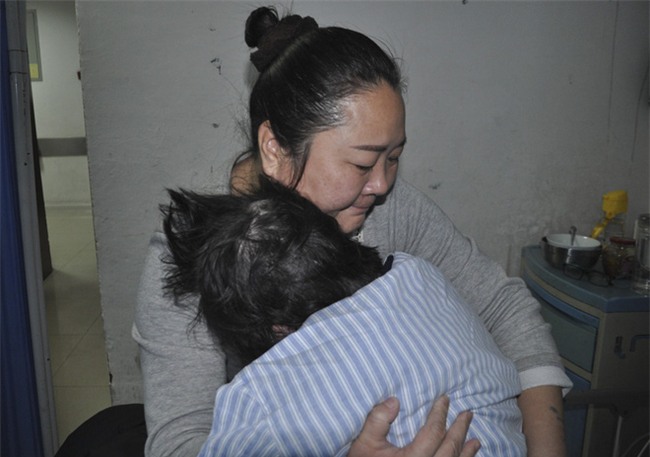 Kết hôn xong phát hiện vợ mắc bệnh nan y, chồng chẳng thèm chăm lo mà mang vợ về trả tận tay mẹ đẻ - Ảnh 5.