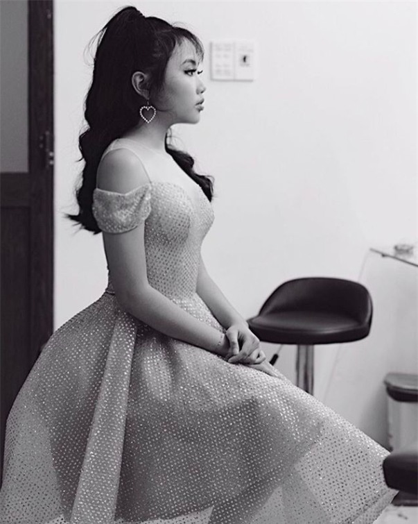 Cô bé dân ca Phương Mỹ Chi ngày nào nay đã lột xác đến chẳng thể nhận ra - Ảnh 1.