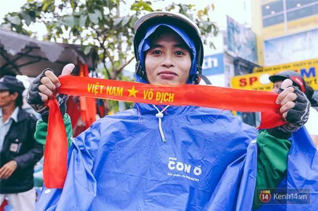 Trước trận chung kết lịch sử, người dân Hà Nội và Sài Gòn nô nức đi mua cờ, băng rôn cổ động để tiếp lửa cho đội tuyển U23 - Ảnh 3.