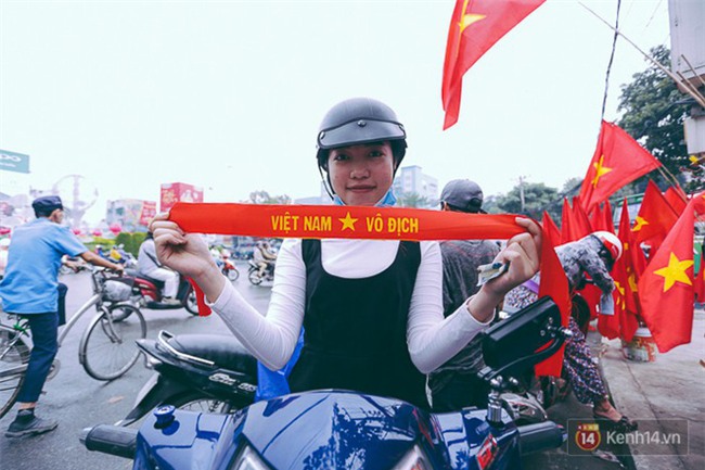 Trước trận chung kết lịch sử, người dân Hà Nội và Sài Gòn nô nức đi mua cờ, băng rôn cổ động để tiếp lửa cho đội tuyển U23 - Ảnh 3.