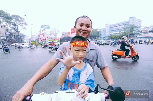 Trước trận chung kết lịch sử, người dân Hà Nội và Sài Gòn nô nức đi mua cờ, băng rôn cổ động để tiếp lửa cho đội tuyển U23 - Ảnh 6.