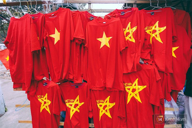 Trước trận chung kết lịch sử, người dân Hà Nội và Sài Gòn nô nức đi mua cờ, băng rôn cổ động để tiếp lửa cho đội tuyển U23 - Ảnh 7.