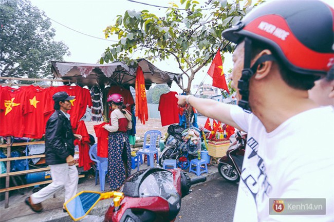 Trước trận chung kết lịch sử, người dân Hà Nội và Sài Gòn nô nức đi mua cờ, băng rôn cổ động để tiếp lửa cho đội tuyển U23 - Ảnh 7.
