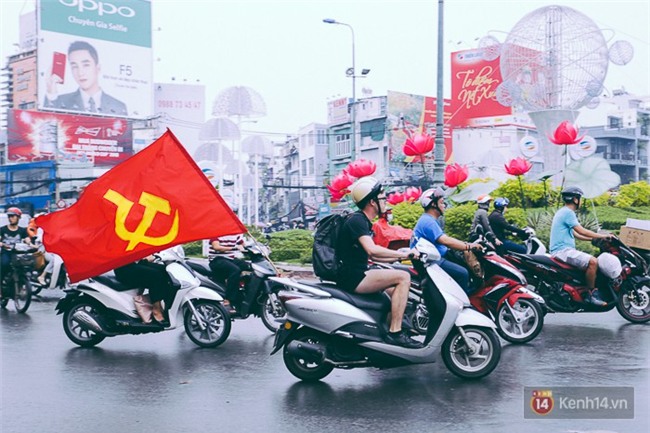 Trước trận chung kết lịch sử, người dân Hà Nội và Sài Gòn nô nức đi mua cờ, băng rôn cổ động để tiếp lửa cho đội tuyển U23 - Ảnh 9.