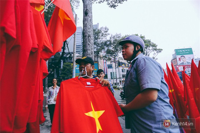 Trước trận chung kết lịch sử, người d&#226;n H&#224; Nội v&#224; S&#224;i G&#242;n n&#244; nức đi mua cờ, băng r&#244;n cổ động để tiếp lửa cho đội tuyển U23 - Ảnh 2.