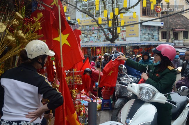 Trước trận chung kết lịch sử, người dân Hà Nội và Sài Gòn nô nức đi mua cờ, băng rôn cổ động để tiếp lửa cho đội tuyển U23 - Ảnh 12.