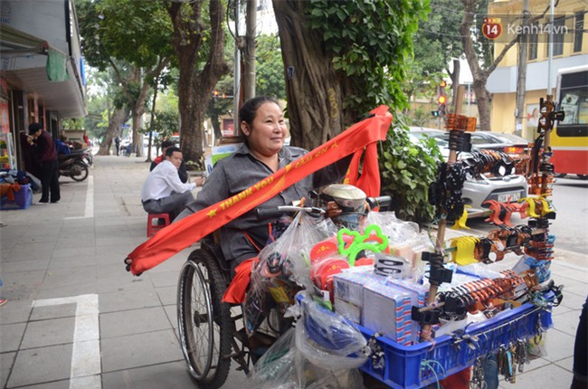 Trước trận chung kết lịch sử, người dân Hà Nội và Sài Gòn nô nức đi mua cờ, băng rôn cổ động để tiếp lửa cho đội tuyển U23 - Ảnh 13.