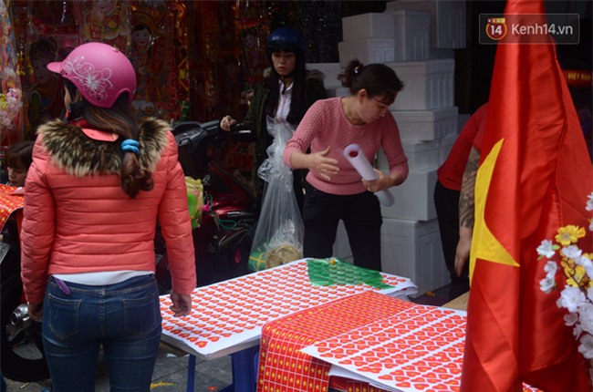 Trước trận chung kết lịch sử, người dân Hà Nội và Sài Gòn nô nức đi mua cờ, băng rôn cổ động để tiếp lửa cho đội tuyển U23 - Ảnh 16.