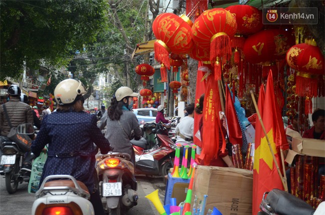 Trước trận chung kết lịch sử, người dân Hà Nội và Sài Gòn nô nức đi mua cờ, băng rôn cổ động để tiếp lửa cho đội tuyển U23 - Ảnh 18.