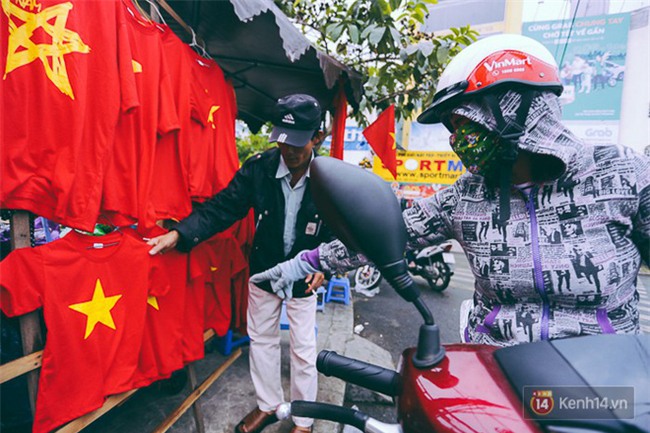 Trước trận chung kết lịch sử, người dân Hà Nội và Sài Gòn nô nức đi mua cờ, băng rôn cổ động để tiếp lửa cho đội tuyển U23 - Ảnh 2.