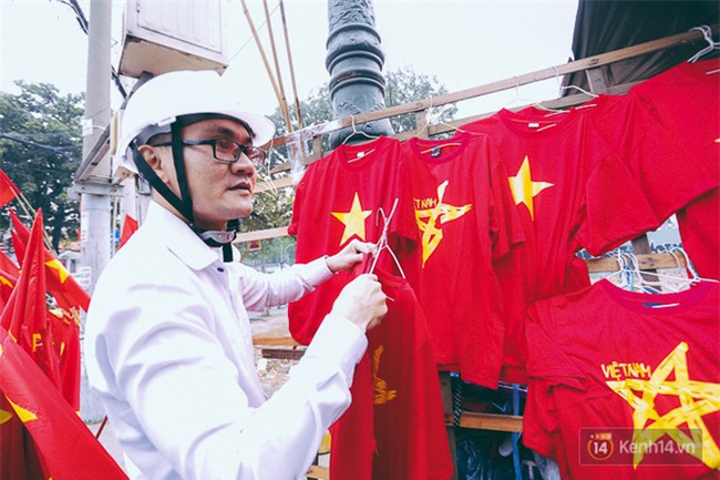 Trước trận chung kết lịch sử, người dân Hà Nội và Sài Gòn nô nức đi mua cờ, băng rôn cổ động để tiếp lửa cho đội tuyển U23 - Ảnh 2.