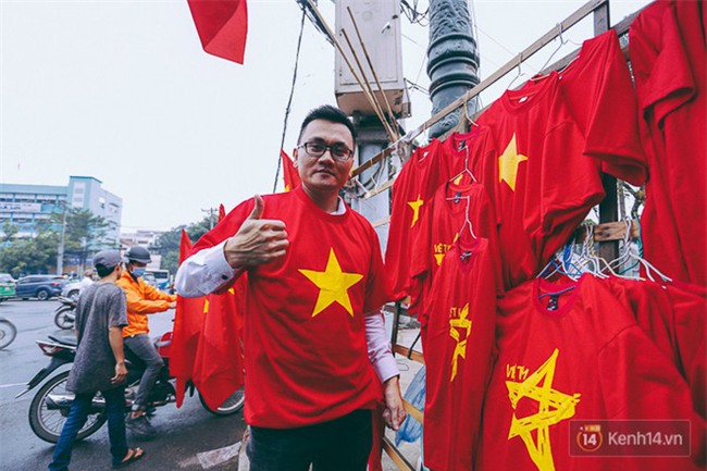 Trước trận chung kết lịch sử, người dân Hà Nội và Sài Gòn nô nức đi mua cờ, băng rôn cổ động để tiếp lửa cho đội tuyển U23 - Ảnh 2.