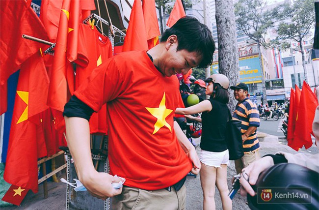 Trước trận chung kết lịch sử, người dân Hà Nội và Sài Gòn nô nức đi mua cờ, băng rôn cổ động để tiếp lửa cho đội tuyển U23 - Ảnh 2.