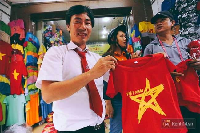 Trước trận chung kết lịch sử, người dân Hà Nội và Sài Gòn nô nức đi mua cờ, băng rôn cổ động để tiếp lửa cho đội tuyển U23 - Ảnh 2.