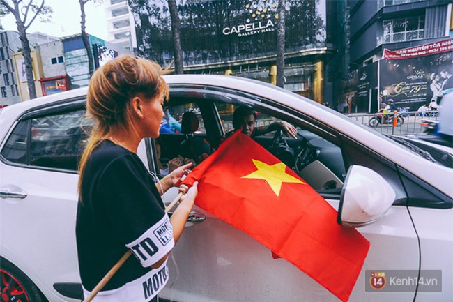 Trước trận chung kết lịch sử, người dân Hà Nội và Sài Gòn nô nức đi mua cờ, băng rôn cổ động để tiếp lửa cho đội tuyển U23 - Ảnh 3.