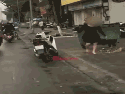 Clip xôn xao: Người phụ nữ chửi bới, cầm gạch tương thẳng kính chắn gió ô tô vì tiếng còi xe
