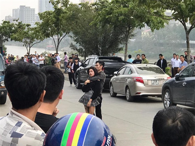 Lào Cai: Nam thanh niên nghi ngáo đá dùng dao kề cổ cô gái trẻ, ép lên xe cùng bỏ trốn - Ảnh 3.