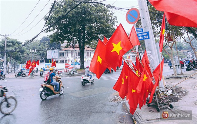 Một không khí rất khác trước ngày diễn ra trận chung kết U23 Châu Á: Màu cờ sắc áo đã tràn ngập khắp phố phường! - Ảnh 2.